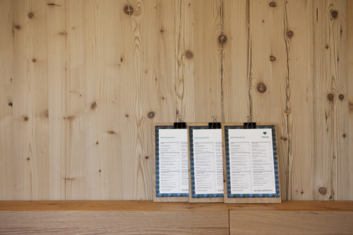 speisekarten_holzwand.jpg Regionale Küche im Restaurant Frööd